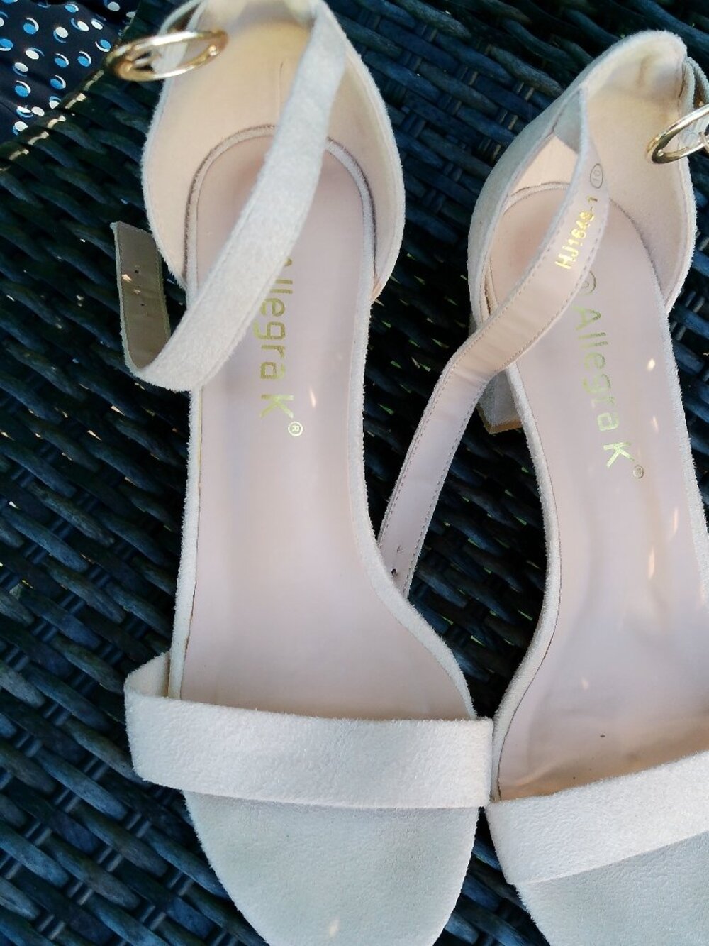 ALLEGRA K  SUEDE CREAM COLOR SHOES GREAT SHAPE SIZE 10